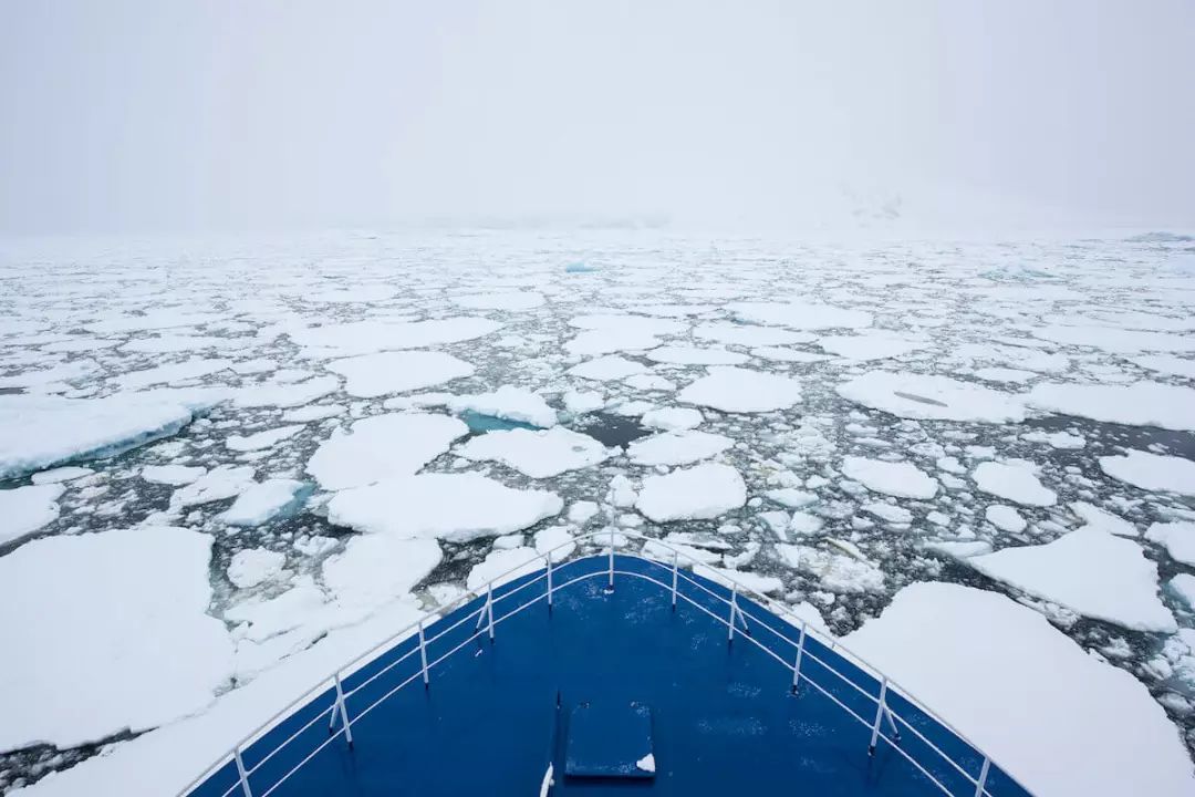 在碎冰间穿行的南极游轮