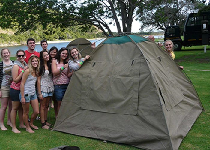宿营地搭建帐篷