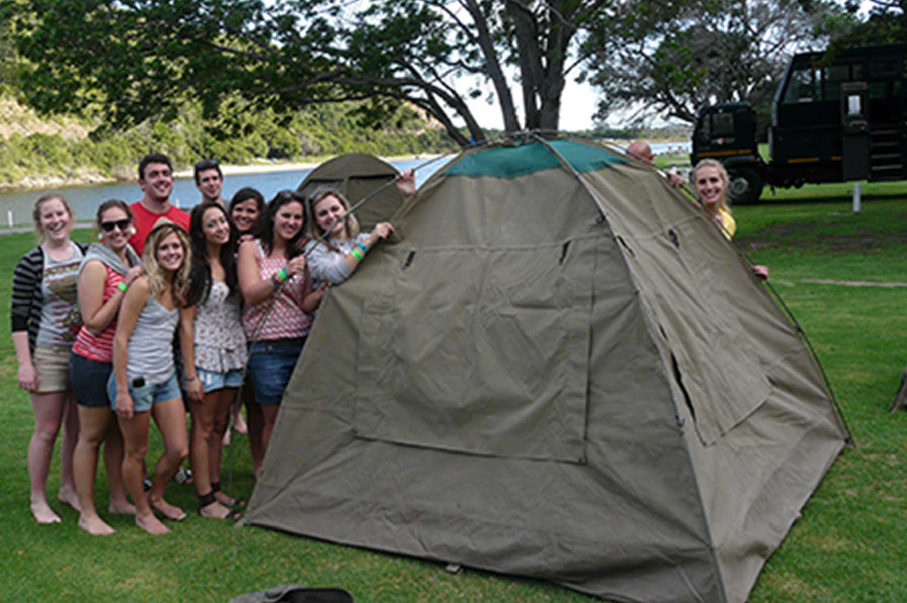 宿营地搭建帐篷